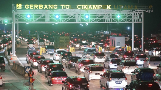 Arus Balik, Begini Kepadatan di Gerbang Tol Cikampek Utama