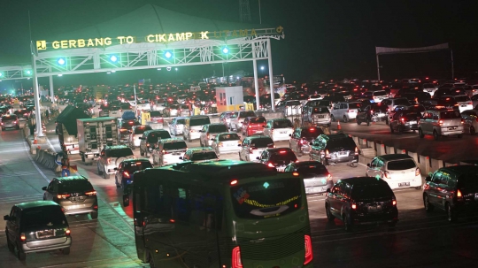 Arus Balik, Begini Kepadatan di Gerbang Tol Cikampek Utama