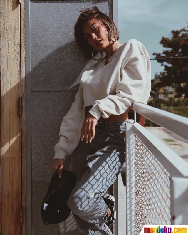 Beberapa tahun terakhir tampaknya Agnez Mo lagi gandrung dengan rambut cepak. Tetapi wajah tirus Agnez memang pas dengan gaya rambut seperti ini. Terlihat eksotis, bukan?