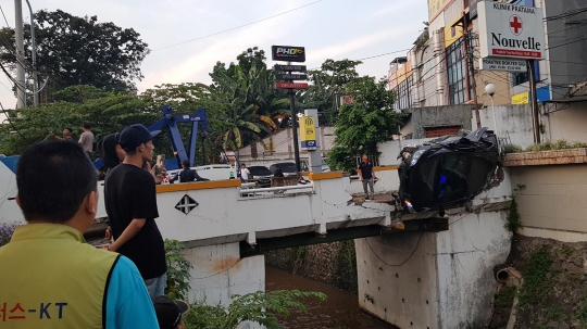 Kondisi Sedan Hitam Nyaris Tercebur Kali di Pasar Minggu