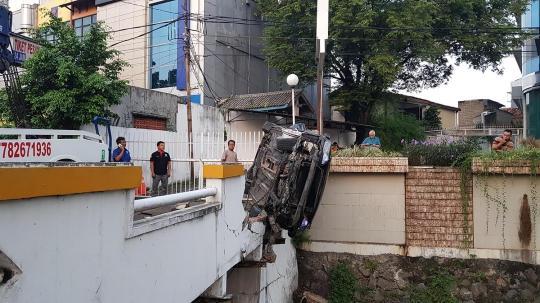 Kondisi Sedan Hitam Nyaris Tercebur Kali di Pasar Minggu