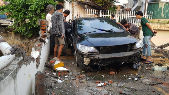 Kondisi Sedan Hitam Nyaris Tercebur Kali di Pasar Minggu