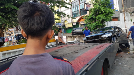 Kondisi Sedan Hitam Nyaris Tercebur Kali di Pasar Minggu