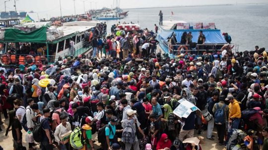 Wisatawan Kepulauan Seribu Padati Pelabuhan Kali Adem