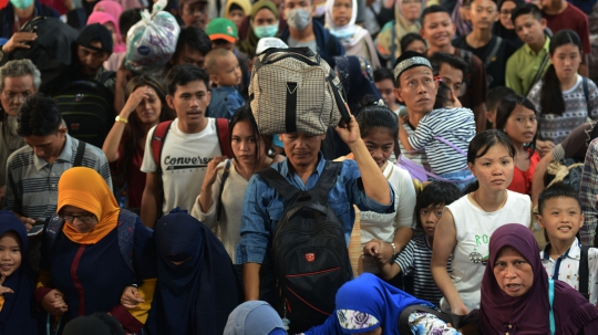 Memantau Kepadatan Arus Balik di Stasiun Pasar Senen