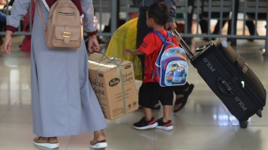 Memantau Kepadatan Arus Balik di Stasiun Pasar Senen