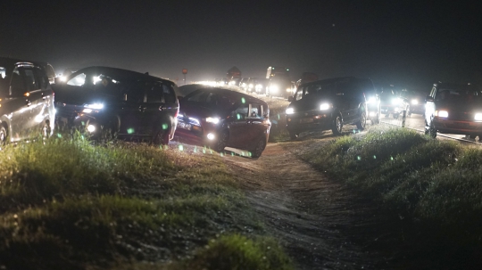 Hindari Macet, Pengendara Terobos Parit Tol Cipali