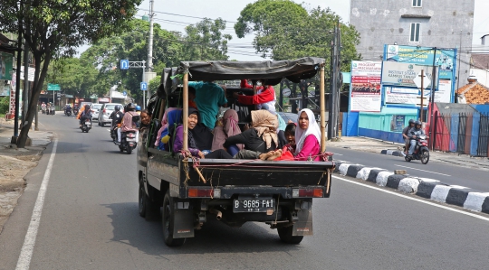 Warga Nekat Gunakan Mobil Bak Terbuka untuk Berwisata