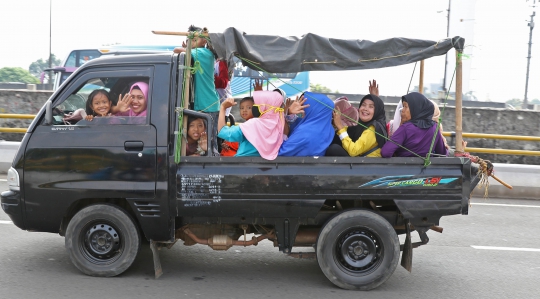 Warga Nekat Gunakan Mobil Bak Terbuka untuk Berwisata