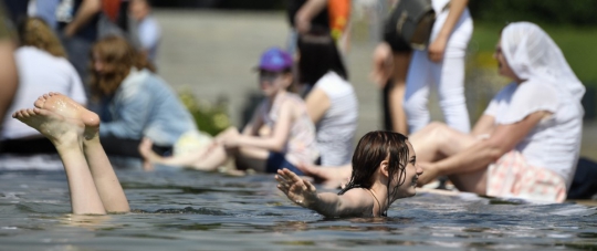 Musim Panas, Gadis-Gadis Rusia Berendam di Kolam Air Mancur