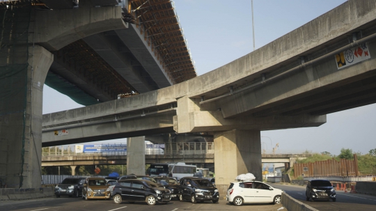 Aksi Pengendara Terobos Pagar Pembatas Tol Jakarta-Cikampek