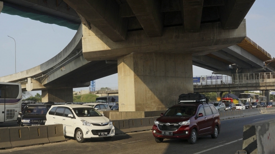 Aksi Pengendara Terobos Pagar Pembatas Tol Jakarta-Cikampek