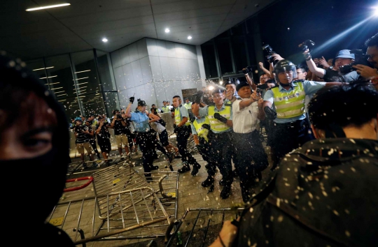 Mencekamnya Bentrokan Warga Hong Kong dengan Aparat Saat Tolak RUU Ekstradisi