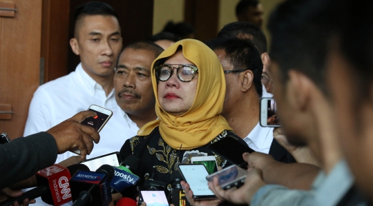 Ekspresi Sedih Karen Agustiawan Usai Divonis 8 Tahun Penjara