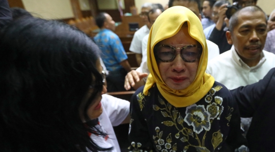 Tangis Kerabat Pecah Usai Hakim Bacakan Vonis Karen Agustiawan