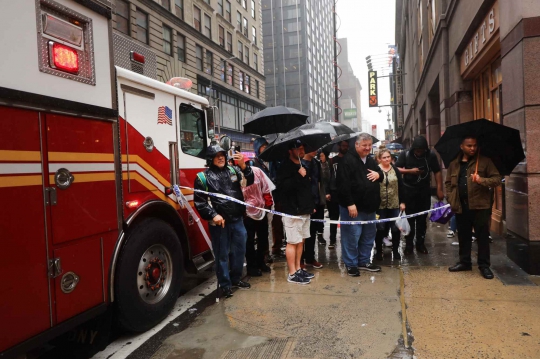 Helikopter Tabrak Gedung Jadi Tontonan Warga New York