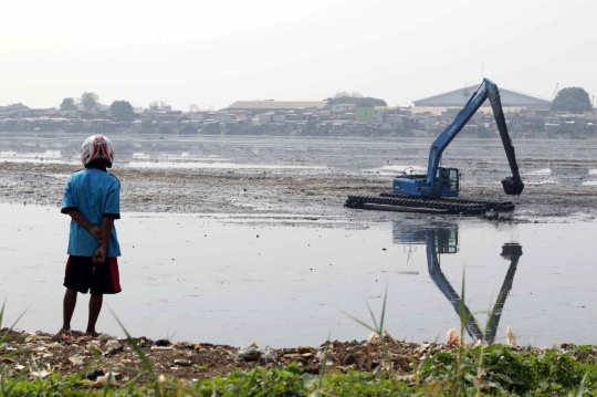 Cegah Pendangkalan, Waduk Pluit Dikeruk