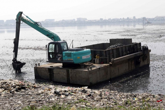 Cegah Pendangkalan, Waduk Pluit Dikeruk