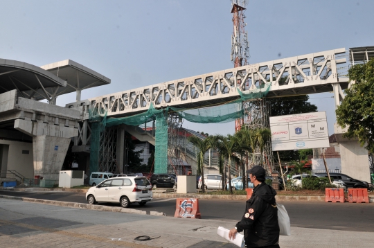 Melihat Pembangunan Skybridge Penghubung LRT-Transjakarta Velodrome