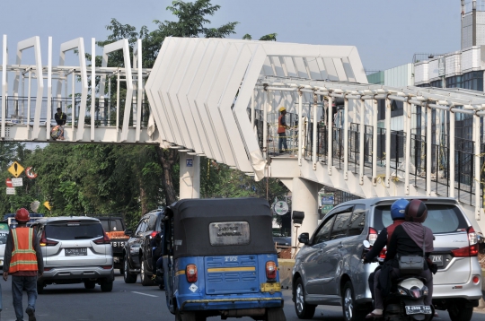 Melihat Pembangunan Skybridge Penghubung LRT-Transjakarta Velodrome