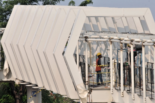 Melihat Pembangunan Skybridge Penghubung LRT-Transjakarta Velodrome