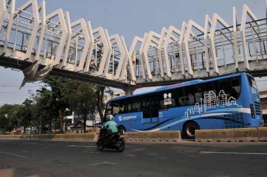 Melihat Pembangunan Skybridge Penghubung LRT-Transjakarta Velodrome