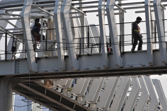 Melihat Pembangunan Skybridge Penghubung LRT-Transjakarta Velodrome