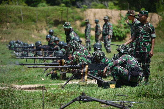 Kegarangan Prajurit TNI Latihan Menembak dengan Senapan Mesin di Aceh