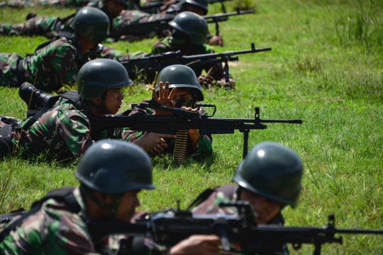 Kegarangan Prajurit TNI Latihan Menembak dengan Senapan Mesin di Aceh