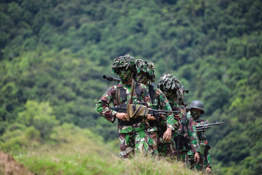 Kegarangan Prajurit TNI Latihan Menembak dengan Senapan Mesin di Aceh