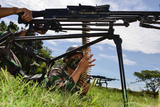 Kegarangan Prajurit TNI Latihan Menembak dengan Senapan Mesin di Aceh