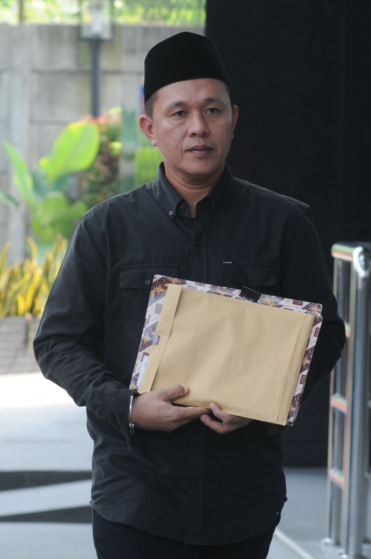 KPK Periksa Mantan Bupati Lampung Tengah