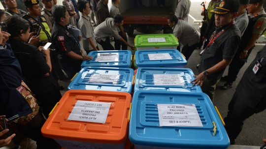KPU Serahkan Barang Bukti Sengketa Pemilu 2019 ke MK
