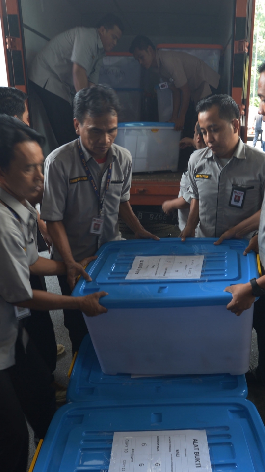 KPU Serahkan Barang Bukti Sengketa Pemilu 2019 ke MK