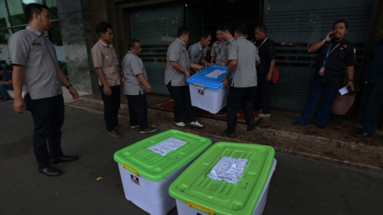 KPU Serahkan Barang Bukti Sengketa Pemilu 2019 ke MK