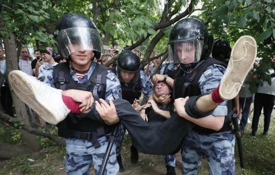 Polisi Rusia Tangkap Ratusan Demonstran Pendukung Jurnalis Ivan Golunov