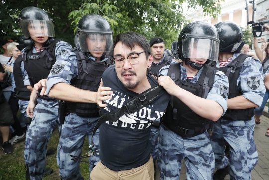 Polisi Rusia Tangkap Ratusan Demonstran Pendukung Jurnalis Ivan Golunov