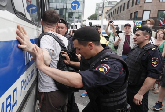 Polisi Rusia Tangkap Ratusan Demonstran Pendukung Jurnalis Ivan Golunov