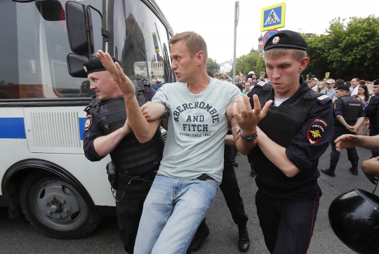 Polisi Rusia Tangkap Ratusan Demonstran Pendukung Jurnalis Ivan Golunov