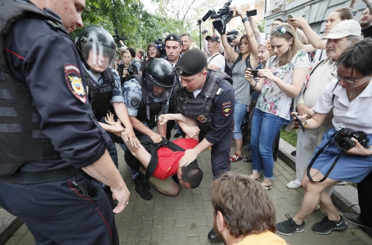 Polisi Rusia Tangkap Ratusan Demonstran Pendukung Jurnalis Ivan Golunov