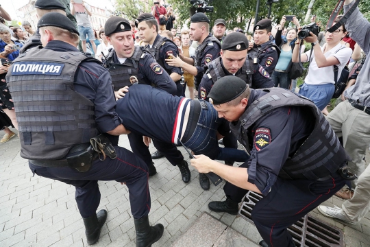 Polisi Rusia Tangkap Ratusan Demonstran Pendukung Jurnalis Ivan Golunov