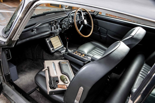 Aston Martin DB5 Lawas James Bond Dilelang