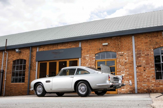 Aston Martin DB5 Lawas James Bond Dilelang