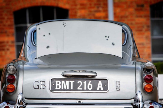 Aston Martin DB5 Lawas James Bond Dilelang