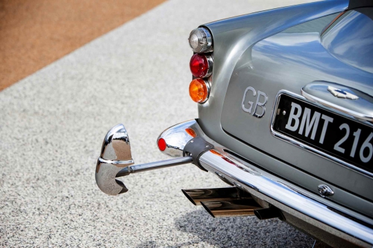 Aston Martin DB5 Lawas James Bond Dilelang