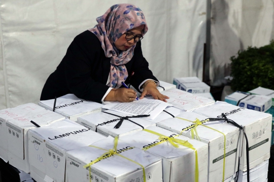 Tumpukan Dokumen Barang Bukti BPN Prabowo-Sandi Tiba di MK