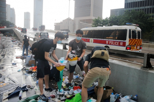 Aksi Warga Hong Kong Bersihkan Sisa Demo RUU Ekstradisi