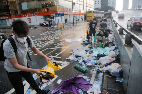 Aksi Warga Hong Kong Bersihkan Sisa Demo RUU Ekstradisi