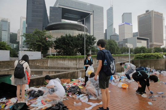 Aksi Warga Hong Kong Bersihkan Sisa Demo RUU Ekstradisi