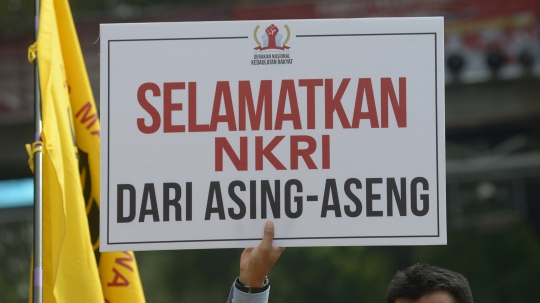 Aksi Massa Rompi Kuning Unjuk Rasa di MK